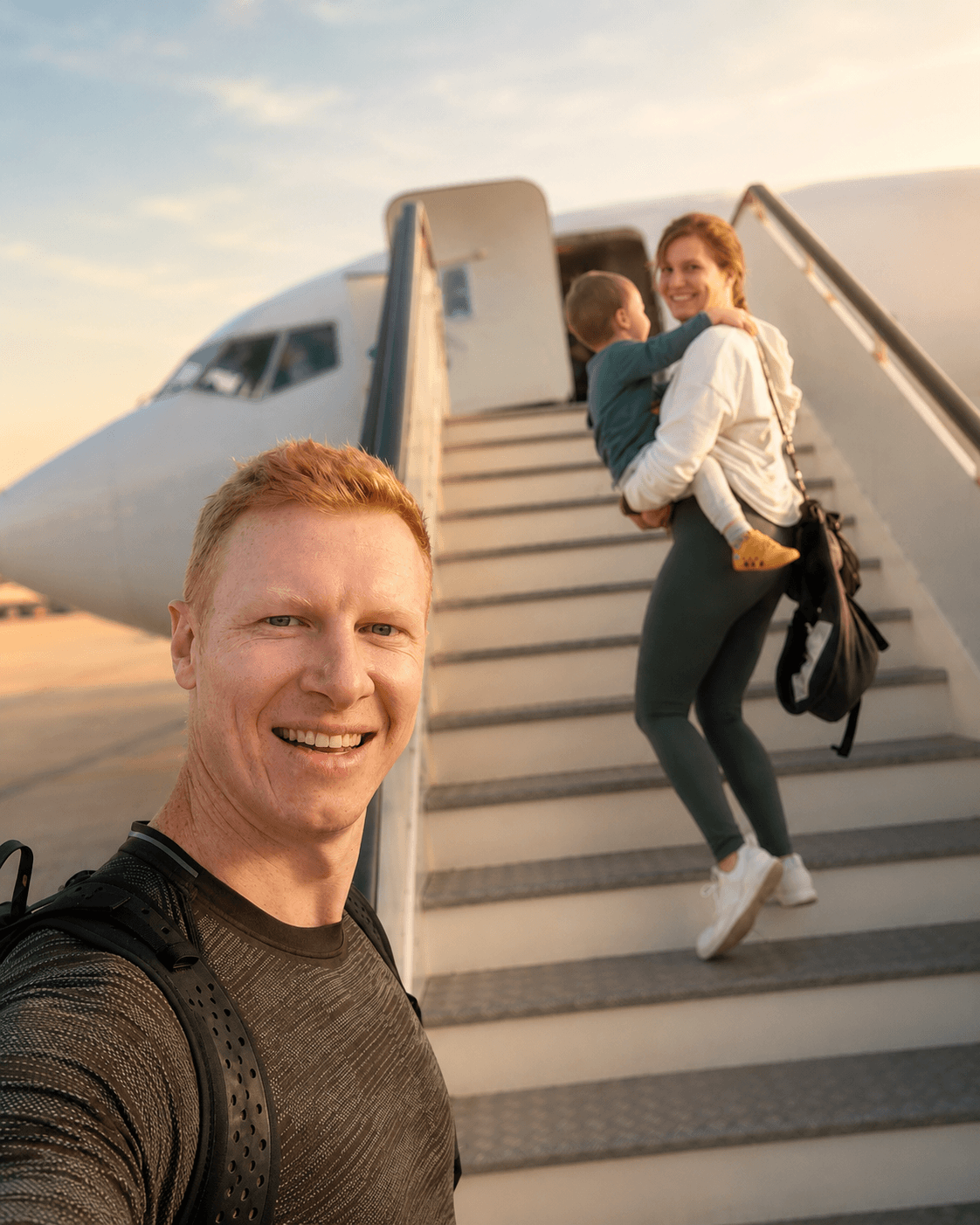 Tobias Harzen mit seiner Familie am Flugzeug